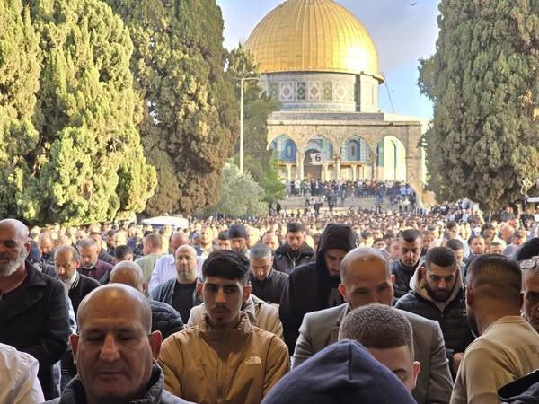 İsrail’in kısıtlamalarına rağmen akın ettiler: 120 Bin Filistinli Mescid-i Aksa’da saf tuttu - Resim: 6